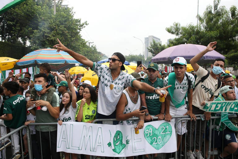 Torcedores festejam jogadores do Palmeiras no embarque para o Mundial