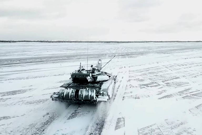 Tanque participa de exercício conjunto entre Rússia e Belarus em região ao norte da Ucrânia
