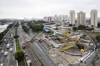 Cratera aberta ao lado de obra do metro na Marginal  Tiete (Proximo a ponte do Piqueri) recebe concreto despejado por tubos dos caminhoes