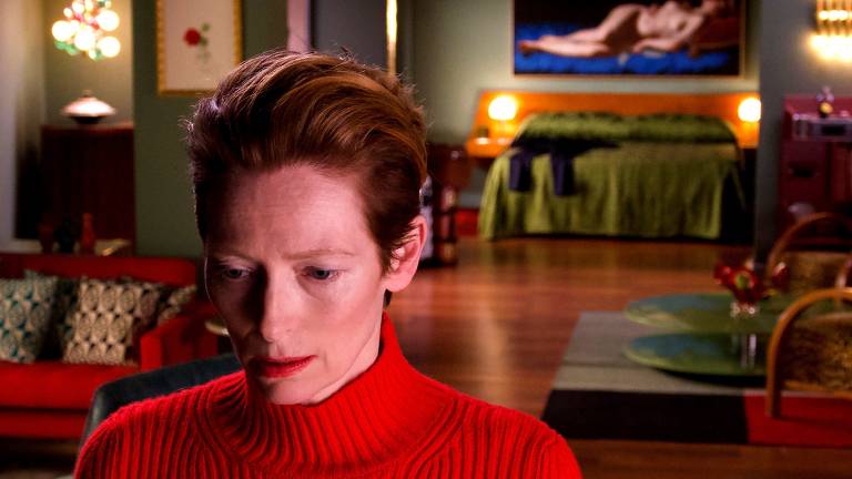 A atriz britânica Tilda Swinton em trecho do curta 'A Voz Humana', de Almodóvar, lançado em 2020, durante a pandemia