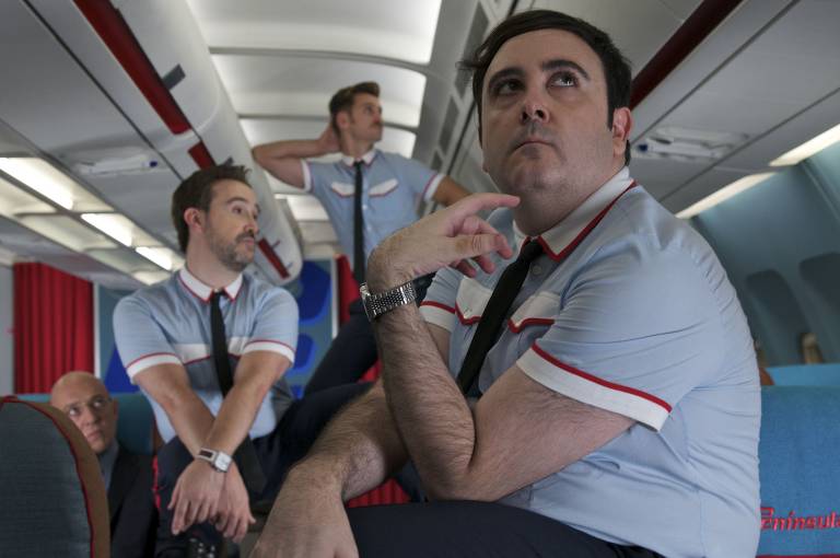 O trio de comissários intepretados por Carlos Areces (à frente),  Javier Cámara e Raúl Arévalo no filme "Os Amantes Passageiros", filme de Pedro Almodóvar 