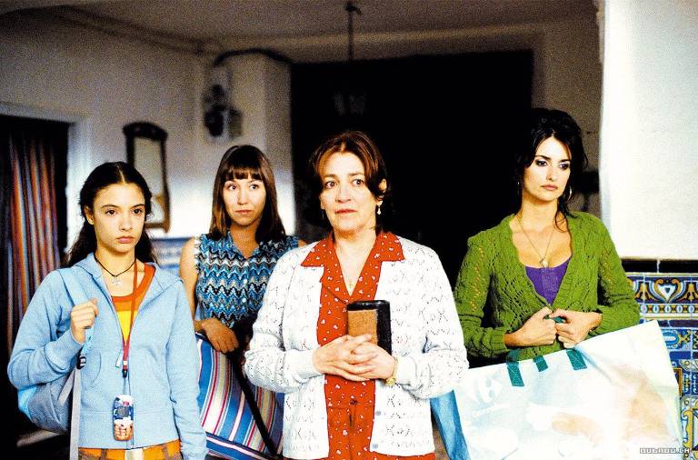As atrizes Bianca Portillo, Lola Dueñas, Carmen Maura e Penélope Cruz durante cena do filme "Volver" (Espanha - 2006), com direção de Pedro Almodóvar