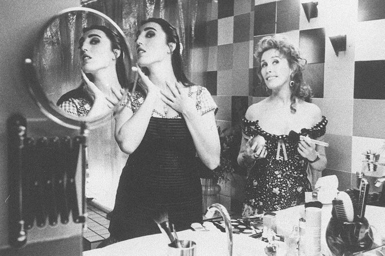 Cena do filme "Kika", de Pedro Almodóvar, com as atrizes Rossy de Palma e Verónica Forqué