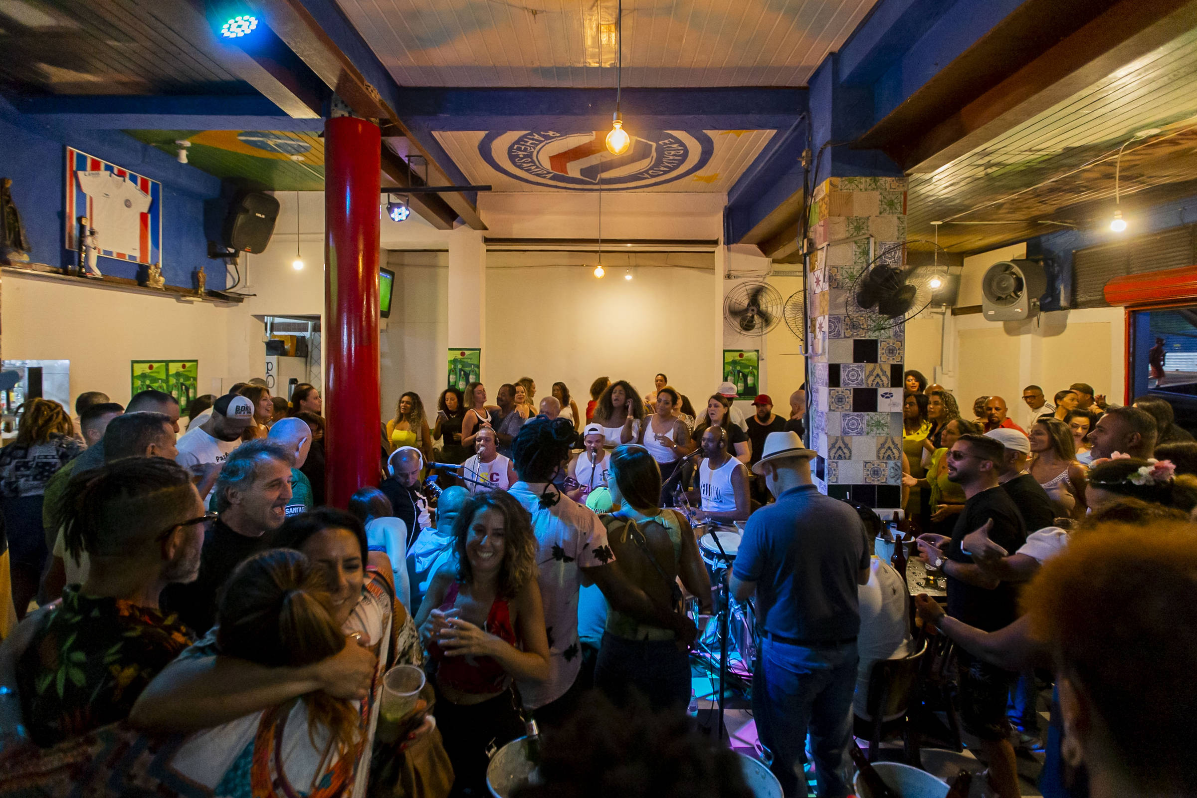Conheça 10 bares que tocam samba ao vivo aos domingos na Vila Madalena -  04/02/2022 - Bares e noite - Guia Folha