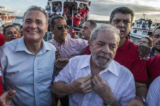 Lula é recebido por Renan Calheiros ao chegar em Penedo/AL