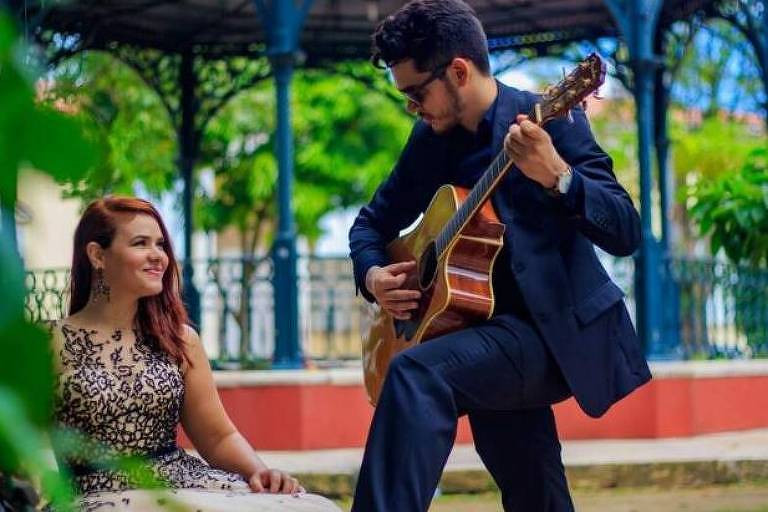Casal de músicos Eva Rodrigues, 40, e Sol Petrus, 25, em foto antes da pandemia