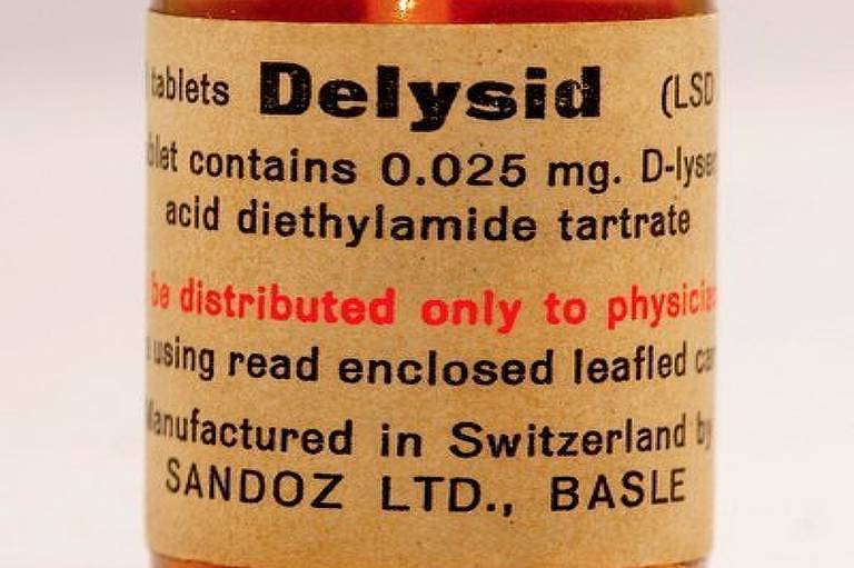 Frasco com rótulo antigo do medicamento Delysid, nome comercial de LSD do laboratório Sandoz, distribuído só para médicos