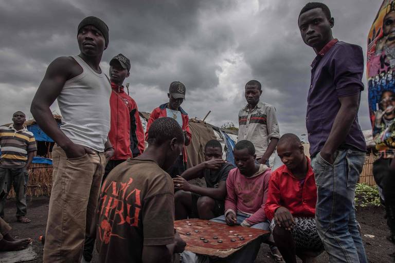 Homens jogam partida de damas em Goma, cidade da República Democrática do Congo