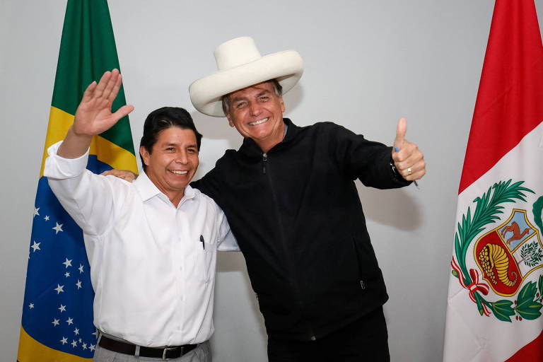 O presidente Jair Bolsonaro ao lado do líder do Peru, Pedro Castillo, posa para foto usando o chapéu do colega, em Porto Velho (RO)