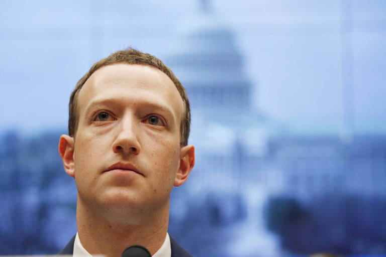 Mark Zuckerberg olhando para a cima com uma imagem azul ao fundo