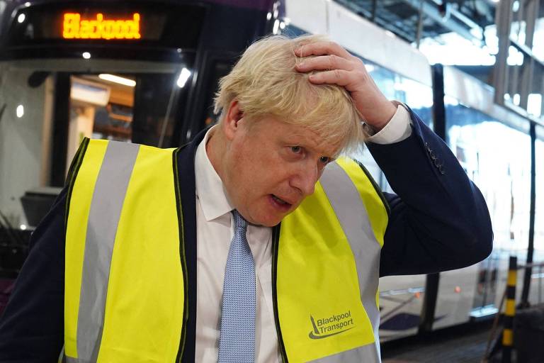 Primeiro-ministro britânico, Boris Johnson, gesticula durante visita ao Blackpool Transport Depot, no noroeste da Inglaterra