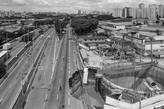 Buraco abre na Marginal Tiete (sentido Ayrton Senna, proximo ponte do Piqueri) provocado por obra do metro na linha laranaja do Metro