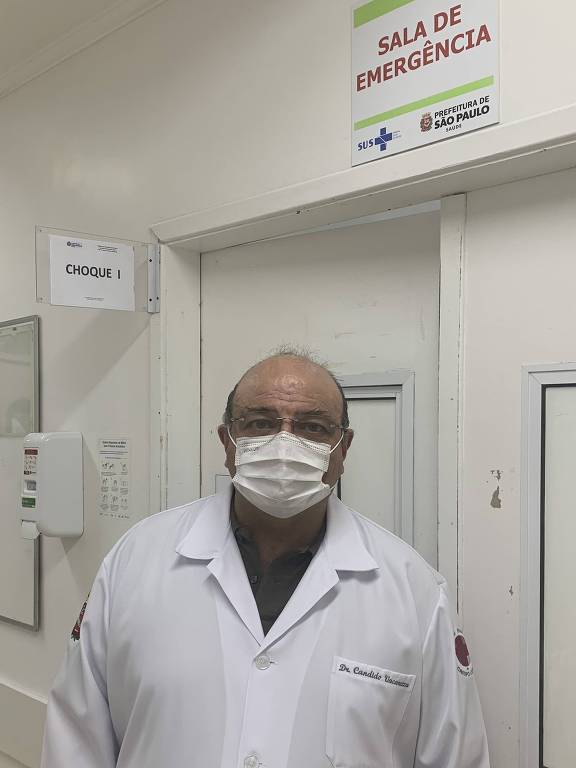 Cândido Vaccarezza posa para foto com jaleco de médico