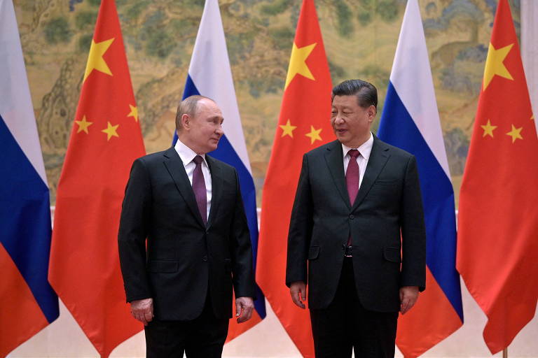 Putin e Xi Jinping pouco antes da foto oficial do encontro de ambos em Pequim