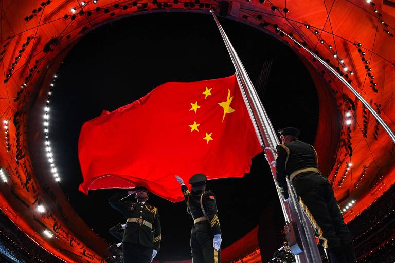 Bandeira chinesa no estádio iluminado em vermelho