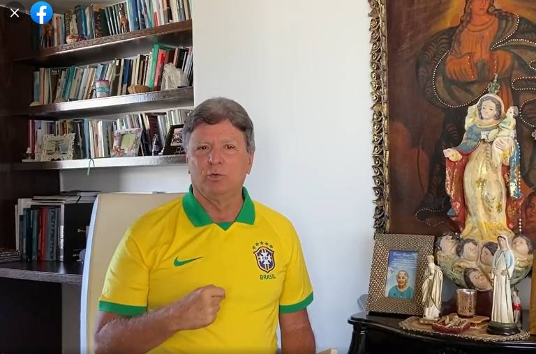 O ex-deputado João Fontes vestindo a camisa da seleção brasileira de futebol