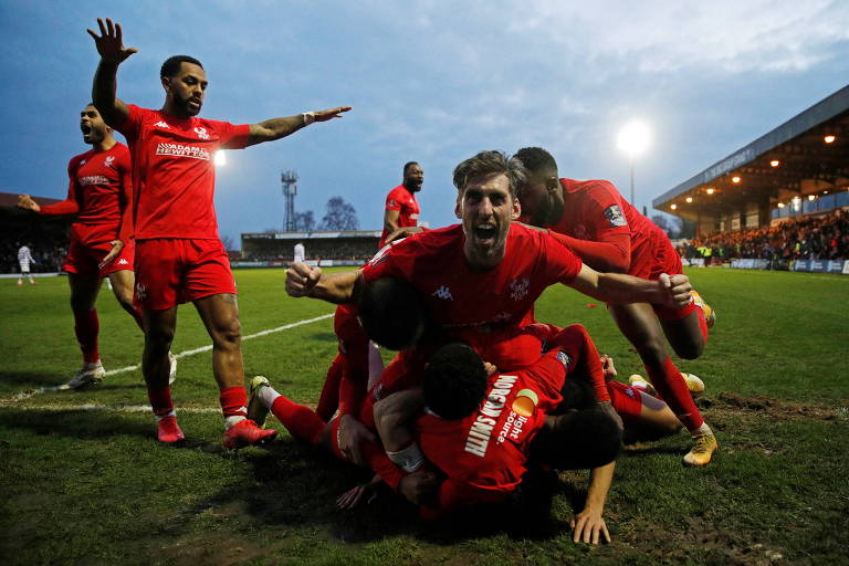 Kidderminster comemora o gol da classificação contra o Reading, na terceira fase da Copa da Inglaterra