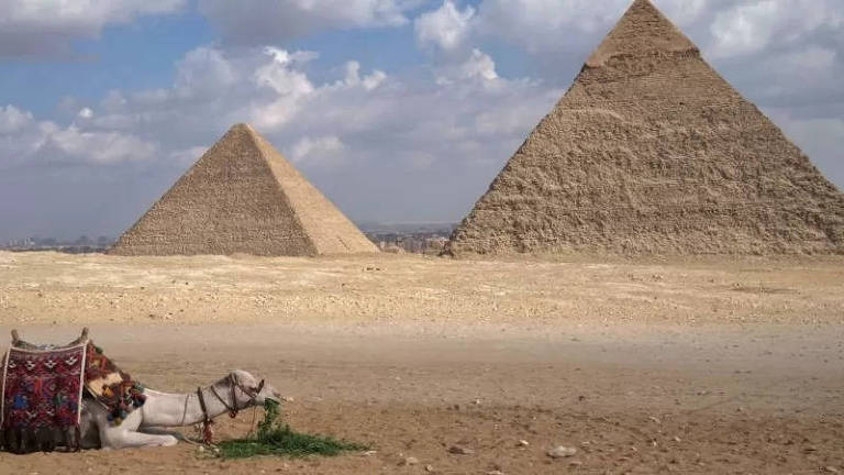 As Grandes Pirâmides de Gizé foram construídas pelos antigos egípcios de aproximadamente 2.550 a 2.490 a.C., cerca de mil anos depois que o dono do osso andou pela Terra
