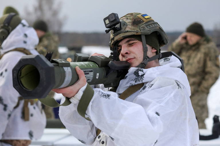 Soldado ucraniano com um lançador de munição contra bunkers M141 americano em Iavoriv, no oeste do país