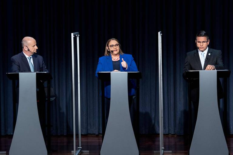 Da esq. para a dir., os candidatos à Presidência da Costa Rica Josá María Figueres, Lineth Saborío e Fabricio Alvarado durante debate em San José