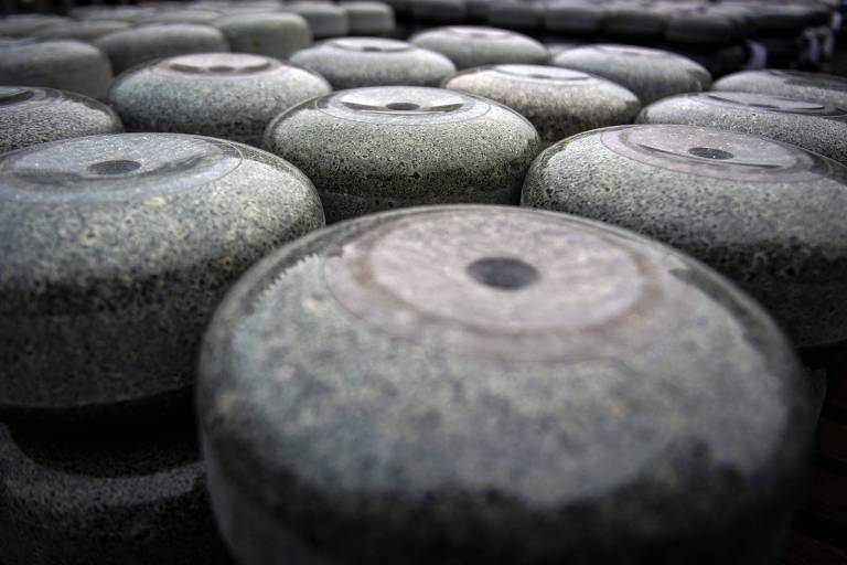 Pedras de curling quase finalizadas na fábrica da Kays Curling, em Mauchline, sul de Glasgow