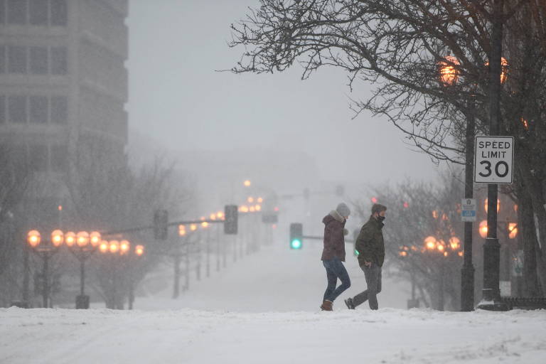 Tempestade de neve deixa milhões sob alerta, corta energia e cancela voos nos EUA