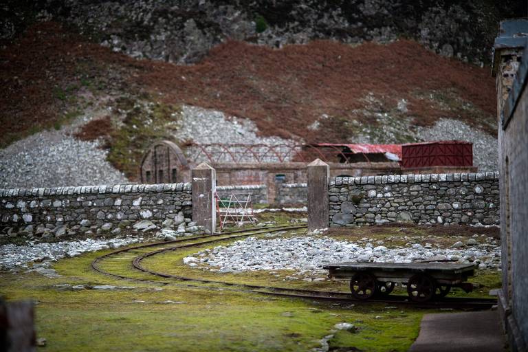 Trilho na ilha de Ailsa Craig, Escócia, de onde é tirado o granito para fabricar as pedras de curling