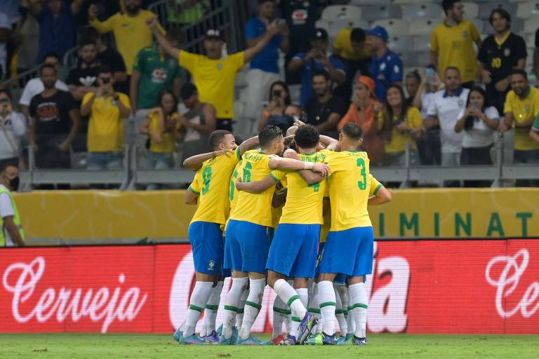 Jogadores do Brasil comemoram gol na vitória sobre o Paraguai, em Belo Horizonte