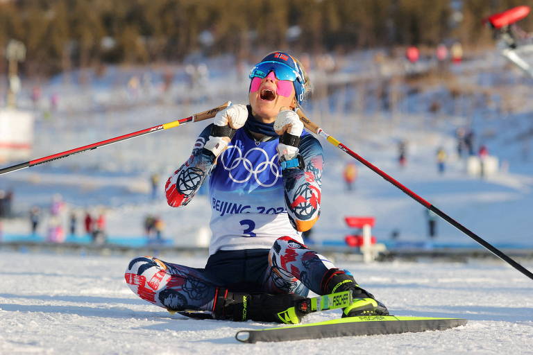 A atleta norueguesa Therese Johaug comemora após prova do skiathlon do esqui cross-country feminino