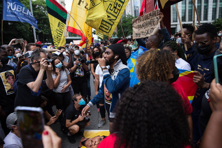 Imigrantes ocupam a avenida Paulista e protestam contra morte de Moïse