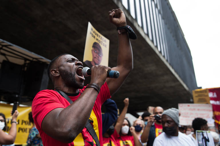 Manifestantes fazem ato pedindo justiça pela morte do congolês Moïse Mugenyi Kabagambe, em frente ao Masp, na avenida Paulista, na manhã deste sábado (5).