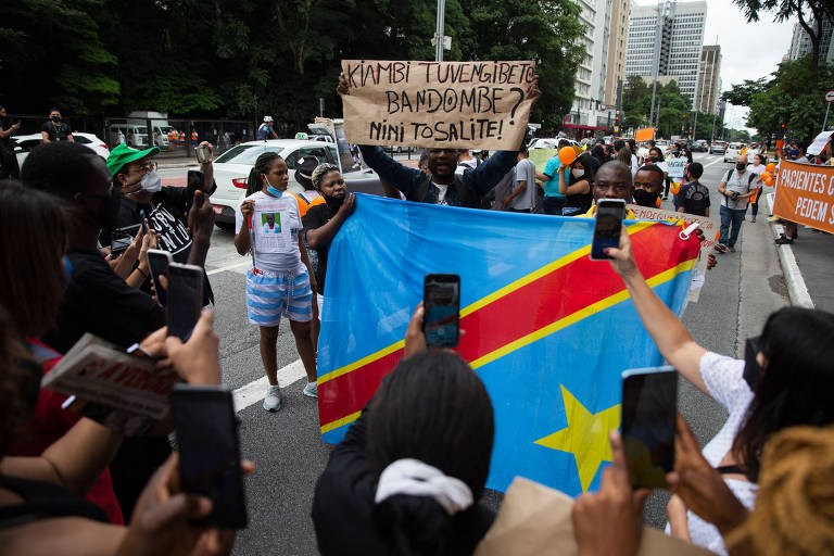 Manifestantes fazem ato pedindo justiça pela morte do congolês Moïse Mugenyi Kabagambe, em frente ao Masp, na avenida Paulista, na manhã deste sábado (5).
