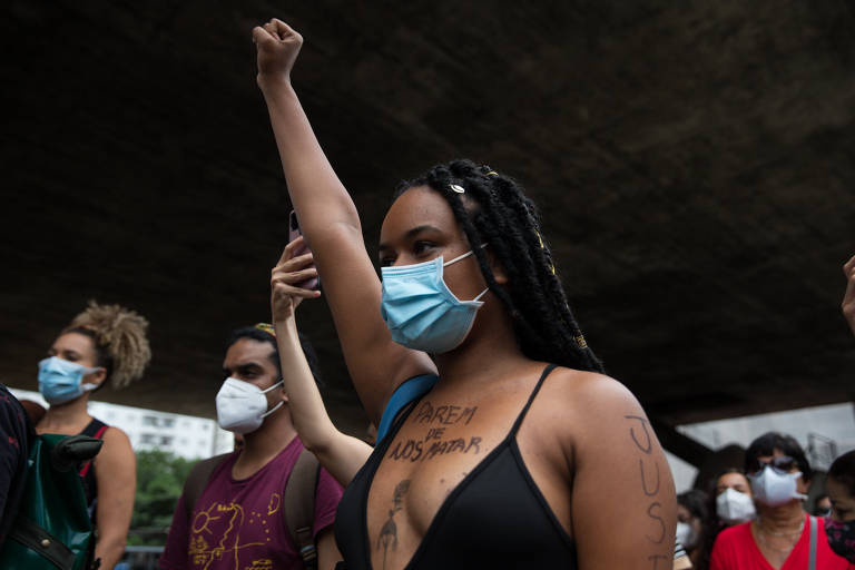 Manifestantes fazem ato pedindo justiça pela morte do congolês Moïse Mugenyi Kabagambe, em frente ao Masp, na avenida Paulista, na manhã deste sábado (5).