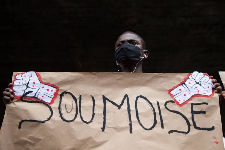Manifestantes fazem ato pedindo justiça pela morte do congolês Moïse Mugenyi Kabagambe, em frente ao Masp, na avenida Paulista, na manhã deste sábado (5).