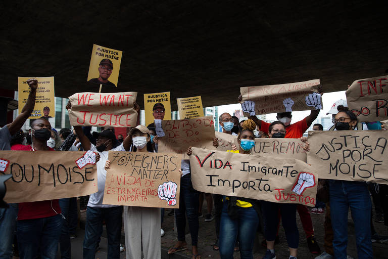 Manifestantes fazem ato pedindo justiça pelo caso de Moïse Mugenyi Kabagambe, em frente ao Masp, na avenida Paulista, na manhã deste sábado (5).