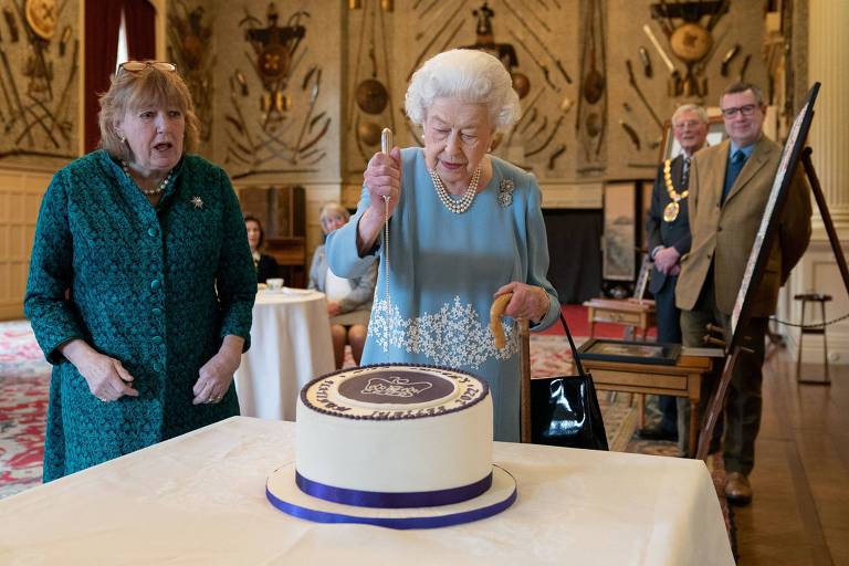 A rainha Elizabeth prepara-se para cortar bolo no início das celebrações do Jubileu de Platina, em sua residência em Sandringham