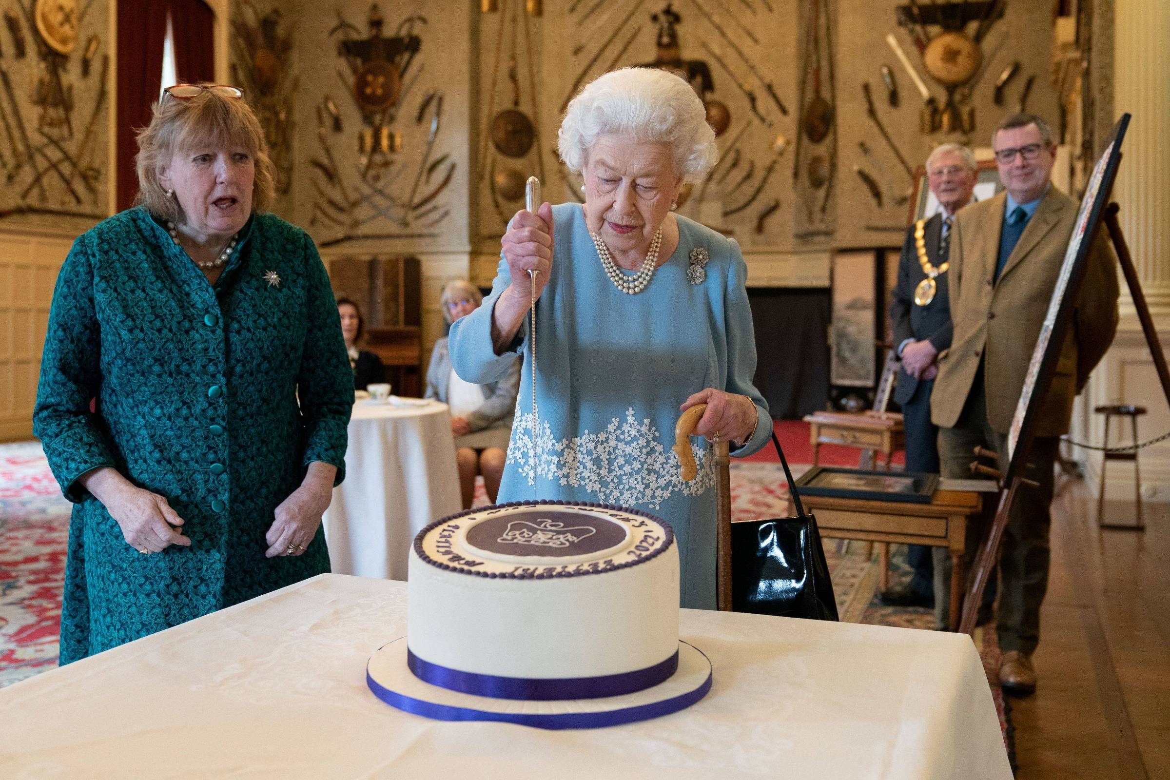 Mônica ganha bolo especial em seu aniversário de 50 anos - Guia da Semana