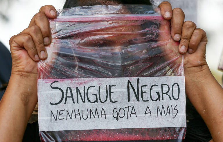 Em Brasília, militantes do movimento negro fazem um ato na esplanada dos ministérios em protesto pela morte do congolês Moïse Mugenyi Kabagambe.