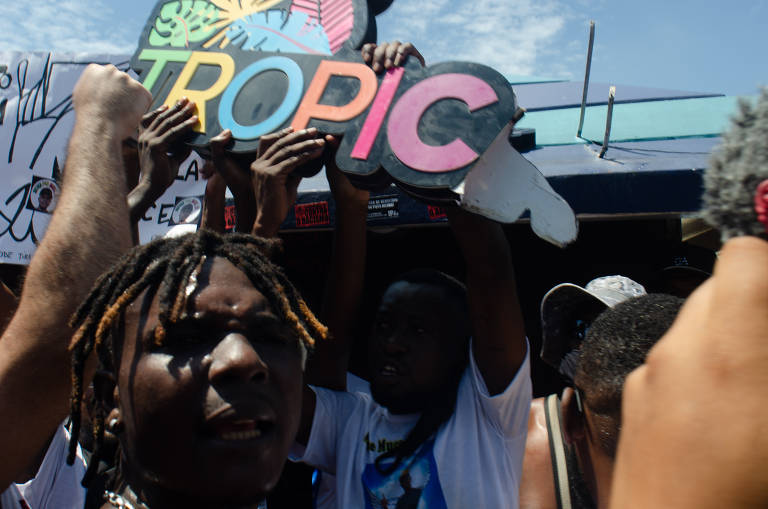 No Rio de Janeiro, manifestantes fazem protesto pedindo justiça pelo  jovem congolês Moïse Mugenyi Kabagambe, que foi espancado e morto, na Barra da Tijuca, na zona oeste do Rio