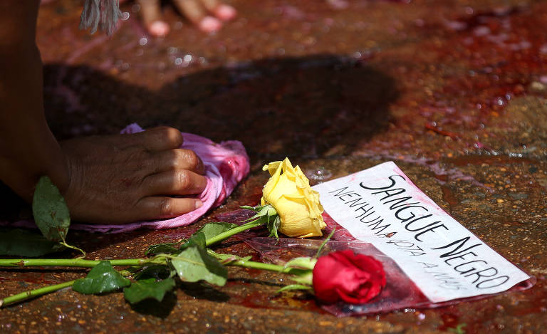Em Brasília, militantes do movimento negro fazem um ato na esplanada dos ministérios em protesto pela morte do congolês Moïse Mugenyi Kabagambe.