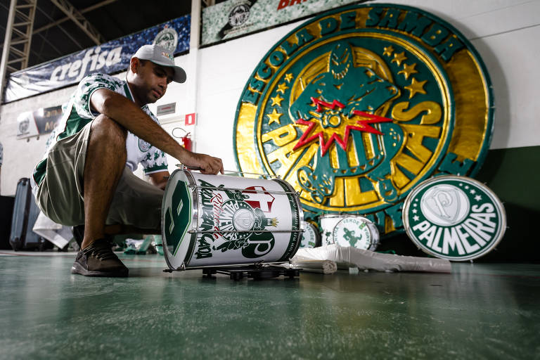 Integrante da Mancha Alviverde prepara os instrumentos para a viagem a Abu Dhabi, onde o Palmeiras joga o Mundial