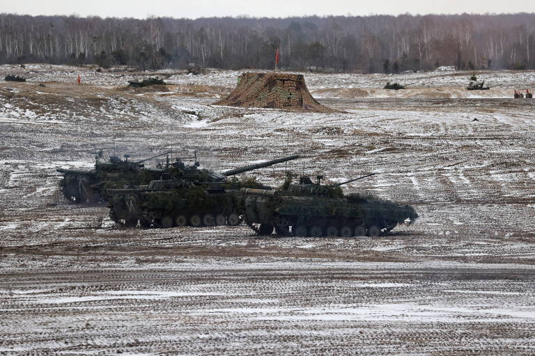 Veículos militares durante exercícios conjuntos das Forças Armadas da Rússia e de Belarus na região da província de Brest