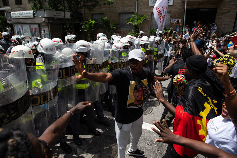Manifestantes fazem ato pedindo justiça pela morte do congolês Moïse Mugenyi Kabagambe, em frente ao Masp, na avenida Paulista