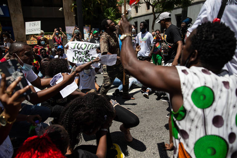 Manifestantes fazem ato pedindo justiça pela morte do congolês Moïse Mugenyi Kabagambe, em frente ao Masp, na avenida Paulista