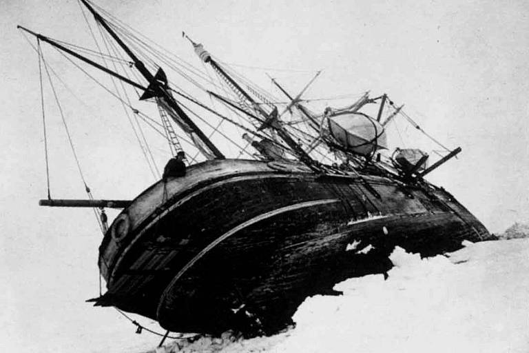 Navio Endurance preso no gelo, durante expedição em 1914, chefiada pelo explorador Ernest Shackleton
