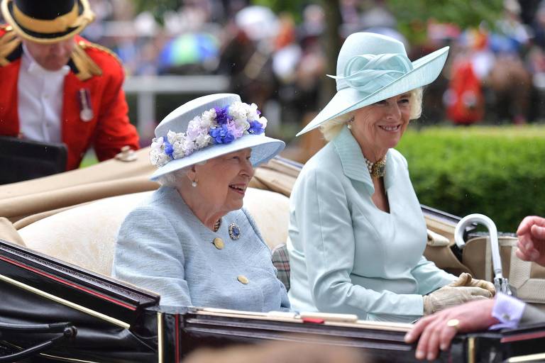 A rainha Elizabeth 2º ao lado de Camilla, a duquesa de Cornwall, chegam de carruagem para corrida de cavalos em Londres