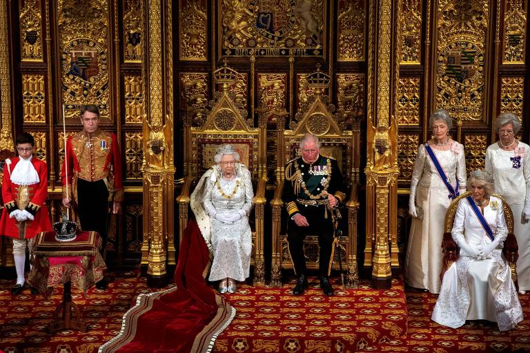 A rainha Elizabeth e o príncipe Charles, ao centro, em cerimônia em 2019; à direita, Camilla Parker-Bowles, duquesa de Cornwall