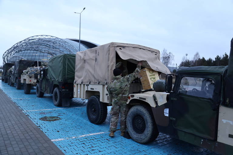 Veículos militares dos EUA estacionados do lado de fora da Arena G2A perto do Aeroporto Rzeszow-Jasionka, na Polônia; Para Jake Sullivan, conselheiro de segurança nacional do presidente dos EUA, Joe Biden, uma escalada militar e uma invasão poderiam ocorrer a qualquer momento