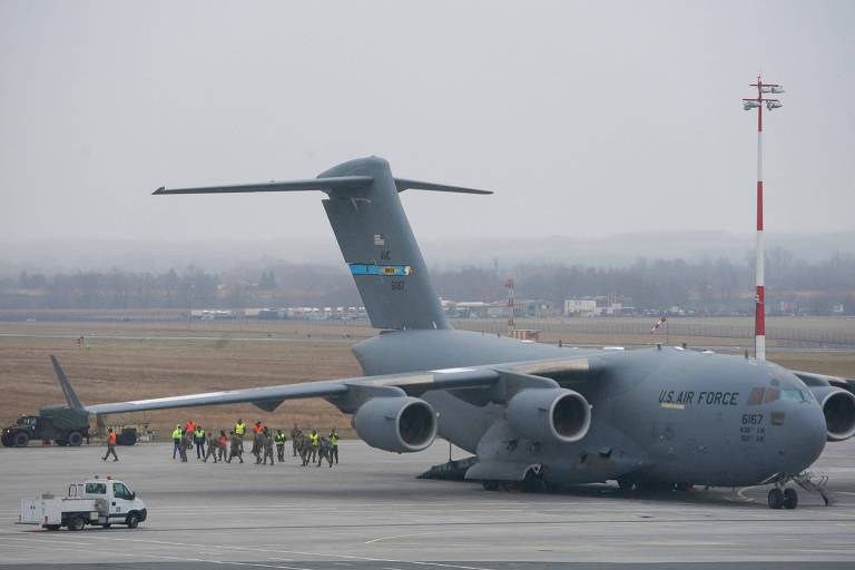 Cargueiro C-17 americano deixa soldados e equipamentos em aeroporto no sudeste da Polônia