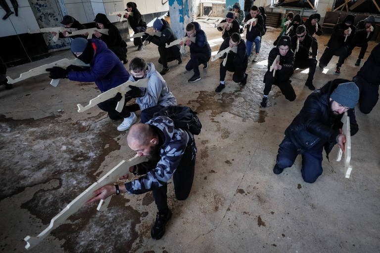Também na capital ucraniana, Kiev, civis participaram de exercício militar conduzido por veteranos do batalhão da Guarda Nacional Ucraniana Azov. País começou a treinar civis após escalada de tensão com território vizinho